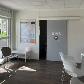 accueil gauche avec porte coulissante de la boutique modulaire Ulys ALGECO® à l’échangeur d’Anglet - Bayonne sud