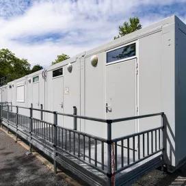 Bâtiments modulaires ALGECO® avec rampes d'accès en extérieur