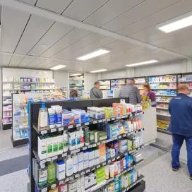  Intérieur de la Pharmacie modulaire ALGECO® de Diemeringen (Bas-Rhin) avec étagères et clients