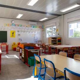 Salle de classe modulaire ALGECO® maternelle lumineuse avec mobilier coloré à Chalon-sur-Saône