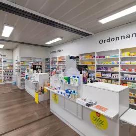 Intérieur d’une pharmacie modulaire ALGECO® temporaire à Bordeaux avec comptoirs et rayonnages de médicaments