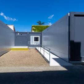 Entrée principale du bâtiment modulaire ALGECO® d’archivage avec rampe d’accès PMR à Montauban