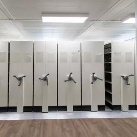 Salle d’archives avec rayonnages mobiles dans le bâtiment modulaire ALGECO® du Conseil départemental du Tarn-et-Garonne
