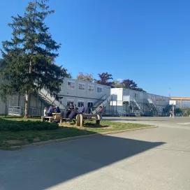 Bâtiment scolaire modulaire ALGECO® à deux niveaux au collège Gérard-Philippe de Niort avec élèves en extérieur