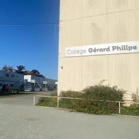 Bâtiment scolaire modulaire ALGECO® à deux niveaux au collège Gérard-Philippe de Niort avec élèves en extérieur