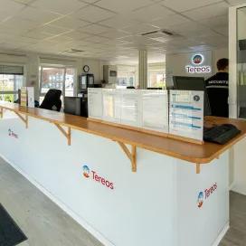 Accueil intérieur du poste de garde modulaire ALGECO® du site industriel Tereos avec comptoir et signalétique de sécurité