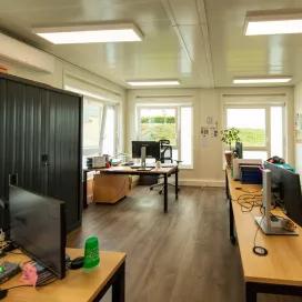  Intérieur lumineux de bureaux modulaires ALGECO® équipés de postes de travail et rangements