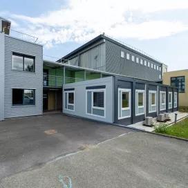 Vue rapprochée du bâtiment modulaire ALGECO® de bureaux installé dans l’usine Trinoval à Thieulloy-l’Abbaye