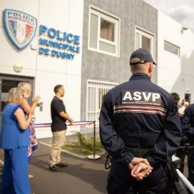 Agents ASVP devant le bâtiment modulaire ALGECO® de la police municipale de Dugny lors d’une inauguration