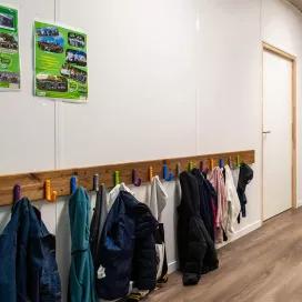  Couloir intérieur d’une école modulaire ALGECO® avec porte-manteaux et rangements pour élèves