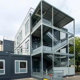 Vue verticale école modulaire ALGECO® à deux étages installée dans la cour d’un groupe scolaire à Compiegne