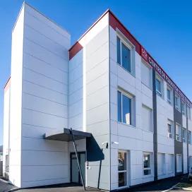 Centre de formation modulaire ALGECO® CHU Clermont Ferrand façade blanche côté entrée principale