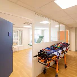 Salle de formation modulaire ALGECO® pour simulation médicale avec brancard intérieur pour le CHU Clermont Ferrand