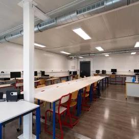 Salle de classe informatique modulaire ALGECO® au lycée Pierre de Coubertin à Meaux