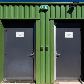 Portes d’accès des salles de classe modulaires ALGECO® ENILEA à Mamirolle
