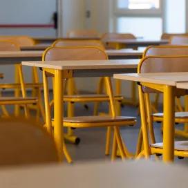 Tables et chaises jaunes dans une salle de classe modulaire ALGECO® ENILEA