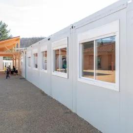 École modulaire ALGECO® vue de la cour de l'école de Marsat dans le Puy-de-Dôme