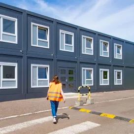 Façade et entrée des bureaux modulaires ALGECO® Progress 2 sur deux niveaux à Port-sur-Saône