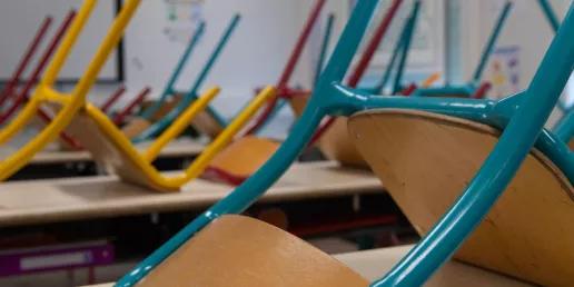 Salle de classe modulaire ALGECO® avec chaises retournées sur les bureaux