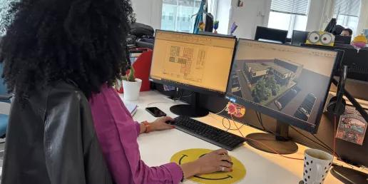 Spécialiste du bureau d’études ALGECO® en phase de conception de bâtiment modulaire sur logiciel 3D