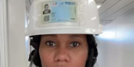Marie Colozzi conductrice de travaux ALGECO avec casque de chantier et gilet de sécurité dans un bâtiment modulaire