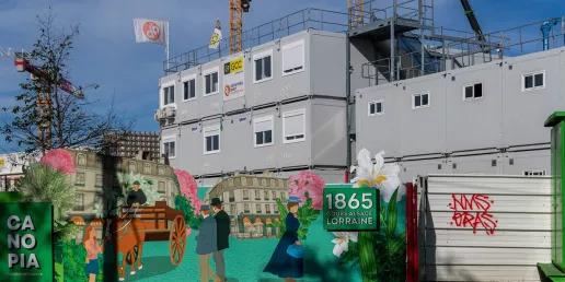 Base vie modulaire ALGECO® R+2 sur le chantier Canopia à Bordeaux avec palissade illustrée