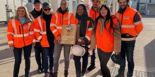 Équipe ALGECO posant en extérieur avec équipements de sécurité haute visibilité