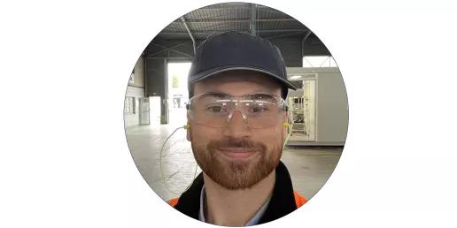  Thomas Despagnot équipé de lunettes de protection et gilet haute visibilité dans un atelier industriel