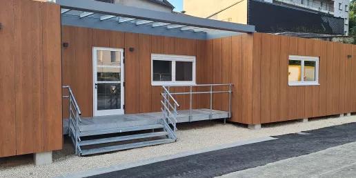 Bâtiment modulaire ALGECO® pour gendarmerie à Quimper avec bardage bois et rampe accès PMR