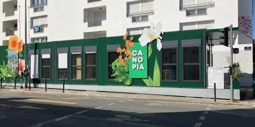 Showroom modulaire ALGECO® Canopia avec façade verte fleurie à Bordeaux