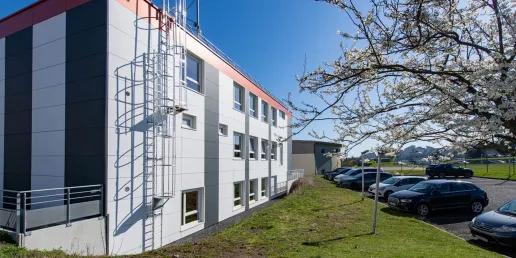 Centre de formation modulaire ALGECO® du CHU Clermont Ferrand façade latérale côté escalier extérieur et parking