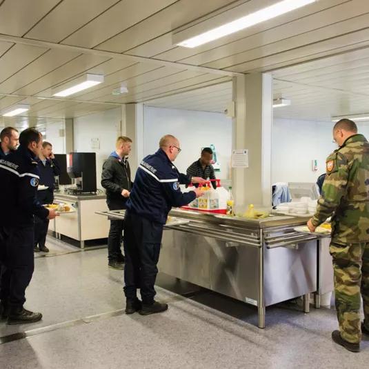 réfectoire modulaire ALGECO® avec militaires et personnel en uniforme
