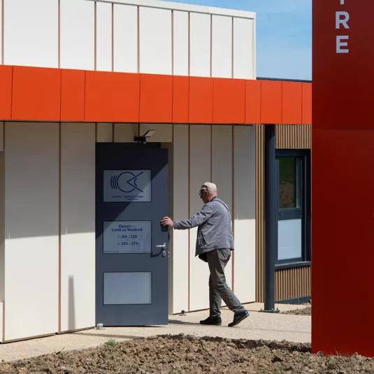 personne entrant au centre ophtalmologique modulaires ALGECO® de Bromont-Lamothe (63230)