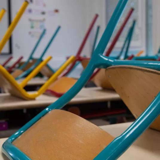 Salle de classe modulaire ALGECO® avec chaises retournées sur les bureaux