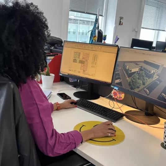 Spécialiste du bureau d’études ALGECO® en phase de conception de bâtiment modulaire sur logiciel 3D
