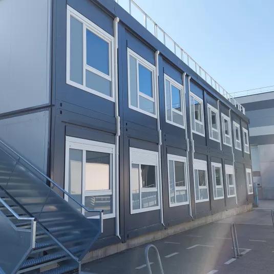 Bâtiment modulaire ALGECO®  à deux niveaux avec escaliers extérieurs
