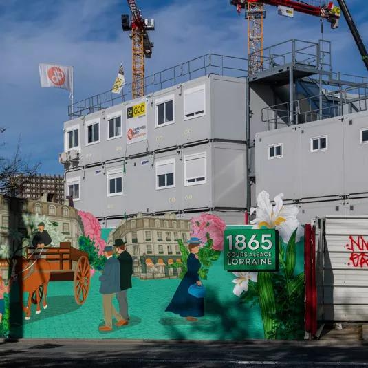 Base vie modulaire ALGECO® R+2 sur le chantier Canopia à Bordeaux avec palissade illustrée