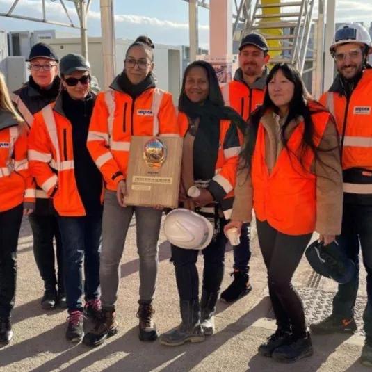 Équipe ALGECO posant en extérieur avec équipements de sécurité haute visibilité