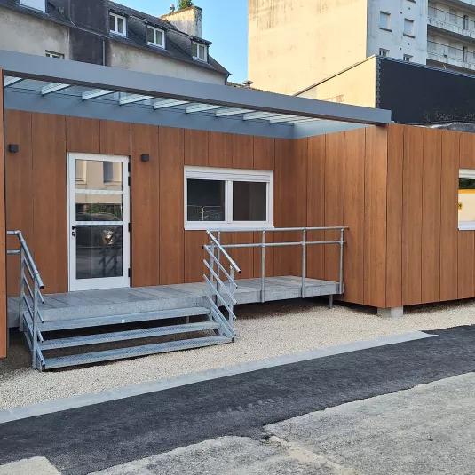 Bâtiment modulaire ALGECO® pour gendarmerie à Quimper avec bardage bois et rampe accès PMR