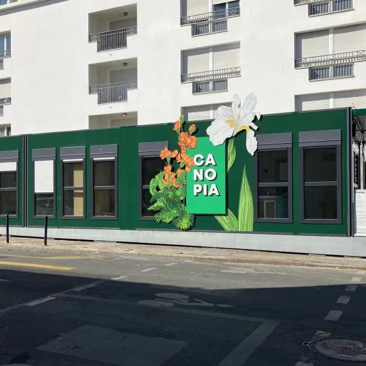 Showroom modulaire ALGECO® Canopia avec façade verte fleurie à Bordeaux