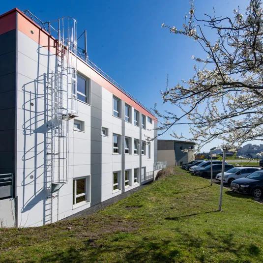 Centre de formation modulaire ALGECO® du CHU Clermont Ferrand façade latérale côté escalier extérieur et parking