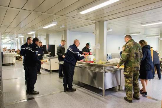 réfectoire modulaire ALGECO® avec militaires et personnel en uniforme
