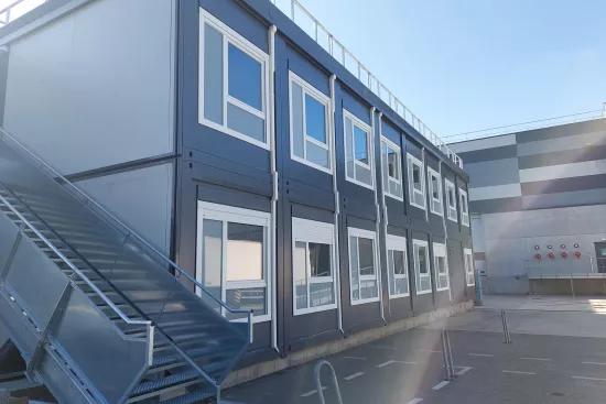 Bâtiment modulaire ALGECO®  à deux niveaux avec escaliers extérieurs