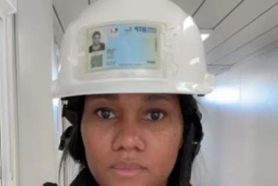 Marie Colozzi conductrice de travaux ALGECO avec casque de chantier et gilet de sécurité dans un bâtiment modulaire