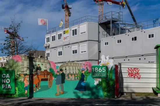 Base vie modulaire ALGECO® R+2 sur le chantier Canopia à Bordeaux avec palissade illustrée