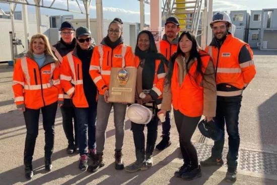 Équipe ALGECO posant en extérieur avec équipements de sécurité haute visibilité