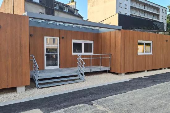 Bâtiment modulaire ALGECO® pour gendarmerie à Quimper avec bardage bois et rampe accès PMR