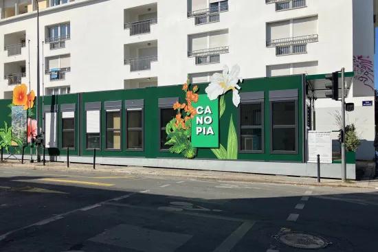 Showroom modulaire ALGECO® Canopia avec façade verte fleurie à Bordeaux