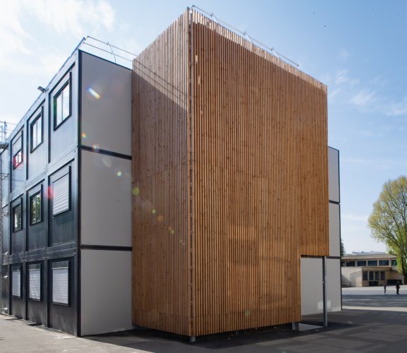 structure avec bardage en bois sur un bâtiment modulaire Algeco