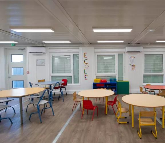 Salle de classe modulaire ALGECO® avec tables rondes